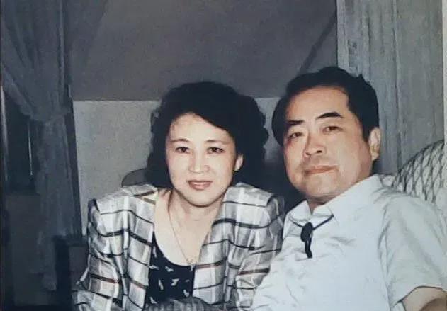 一的亲生女儿给揭开了！2个儿子不是亲生的CQ9电子平台入口87岁范曾的体面被唯(图3)